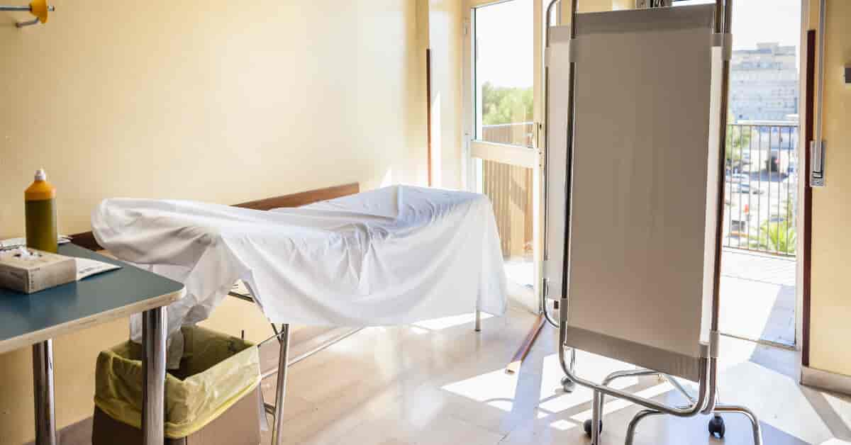 Room with massage bed / examination table